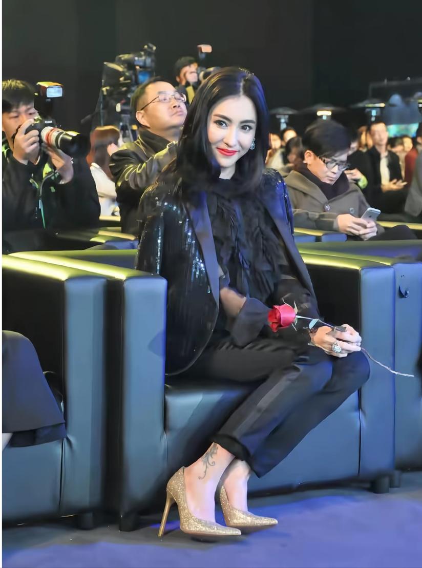 那么多年过去了，脚上的纹身还留着吗？