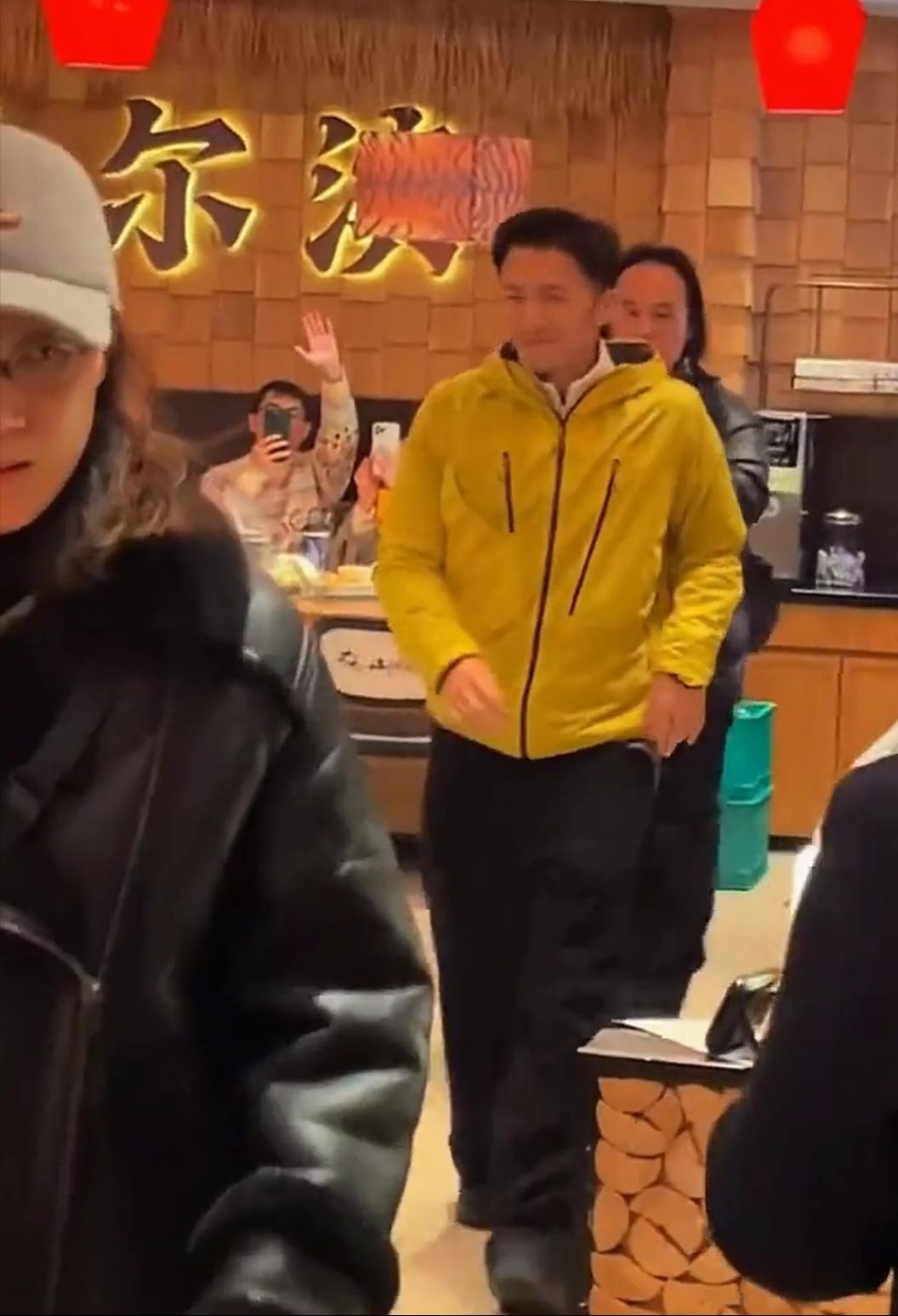 谢霆锋在哈尔滨的铁锅炖之旅，不止是一次味蕾的狂欢，更是一场南北饮食文化的趣味碰撞