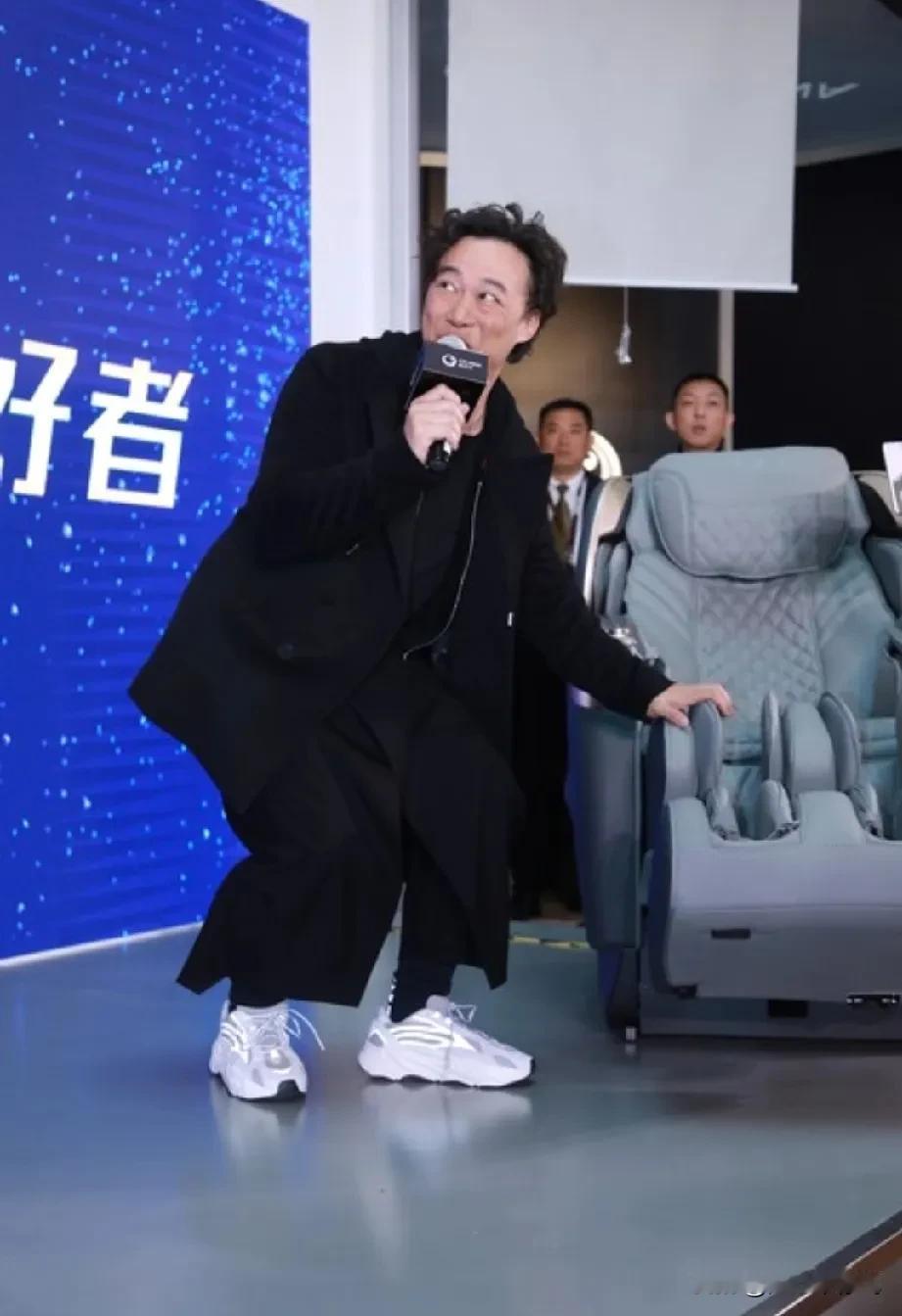 名声重要还是钱重要？陈奕迅这下子真是骑虎难下了！！！二月曼谷的演唱会还举不举 行