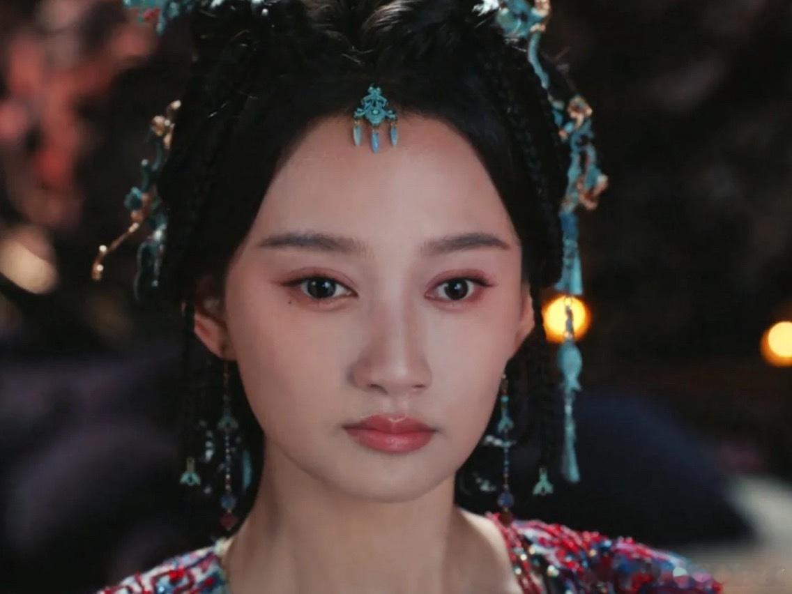 公主你怎么只带了一直美瞳？？？哈哈哈哈 ​​​