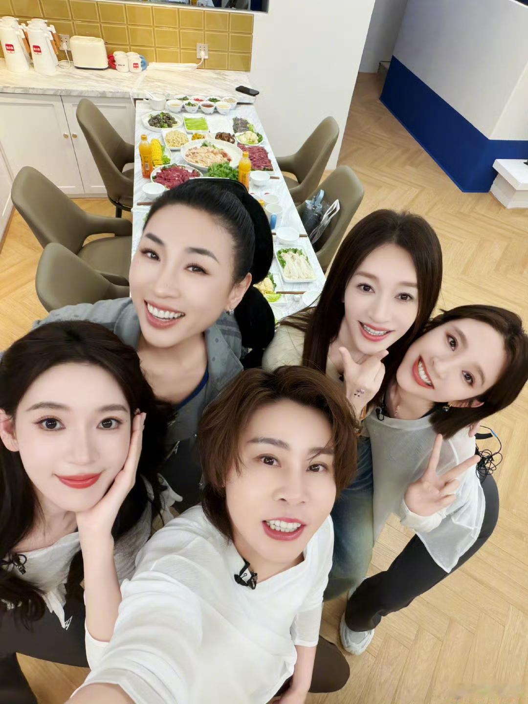 李小冉唐艺昕王濛又合体了！淡淡陈瑶入糖三公李小冉唐艺昕王濛又合体了！淡淡老师陈瑶