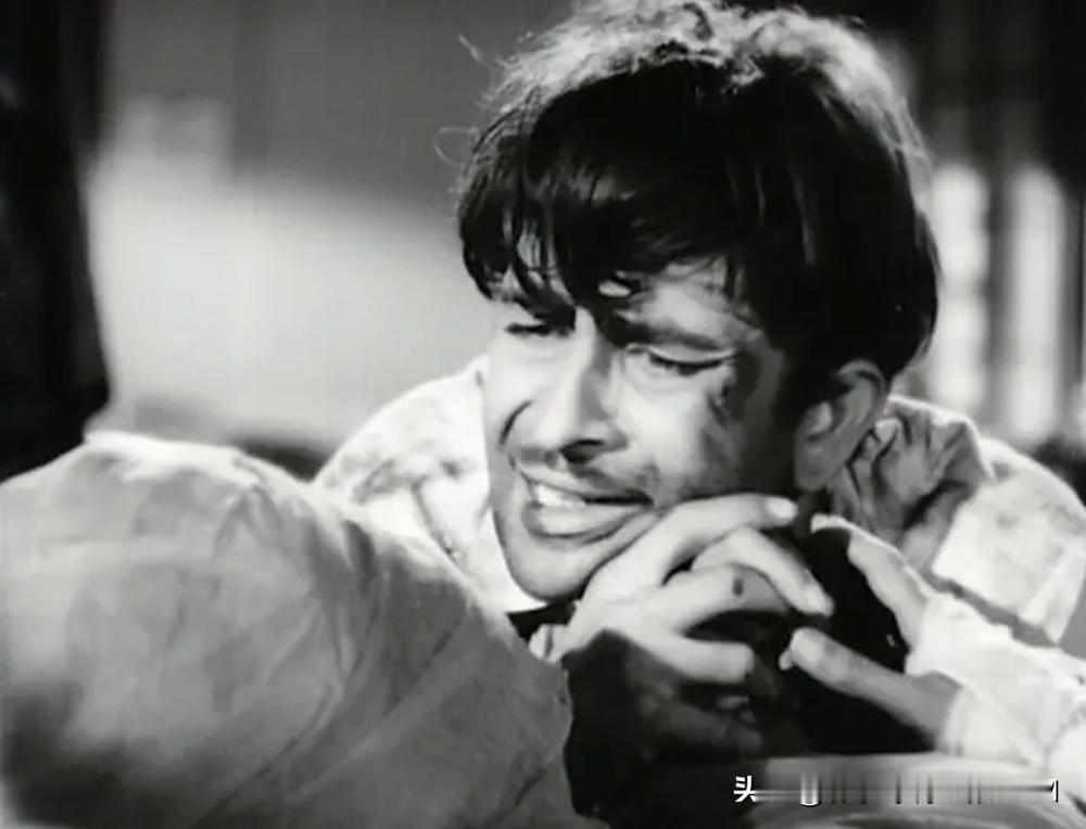 小编当年在看《流浪者》的时候，非常喜欢这位女演员，虽然是神情苦楚、蓬头垢面，却又