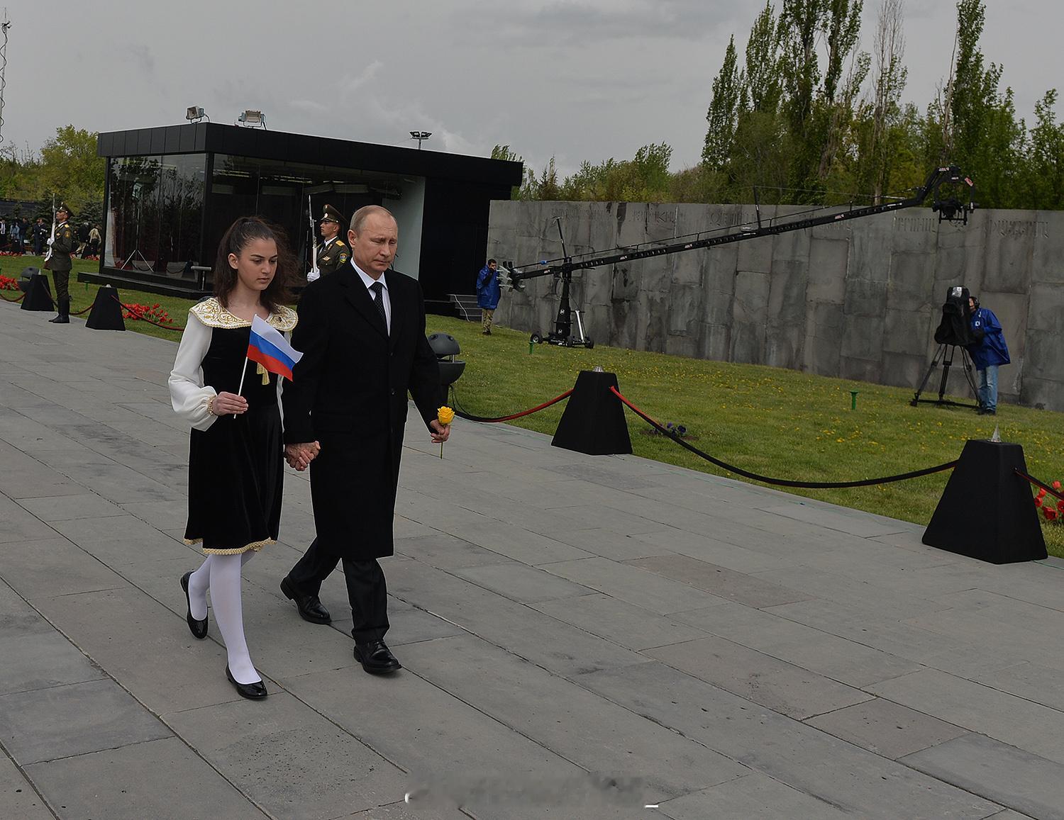 瓦洛佳小朋友[超话]  2015.亚美尼亚～牵手手 ​​​