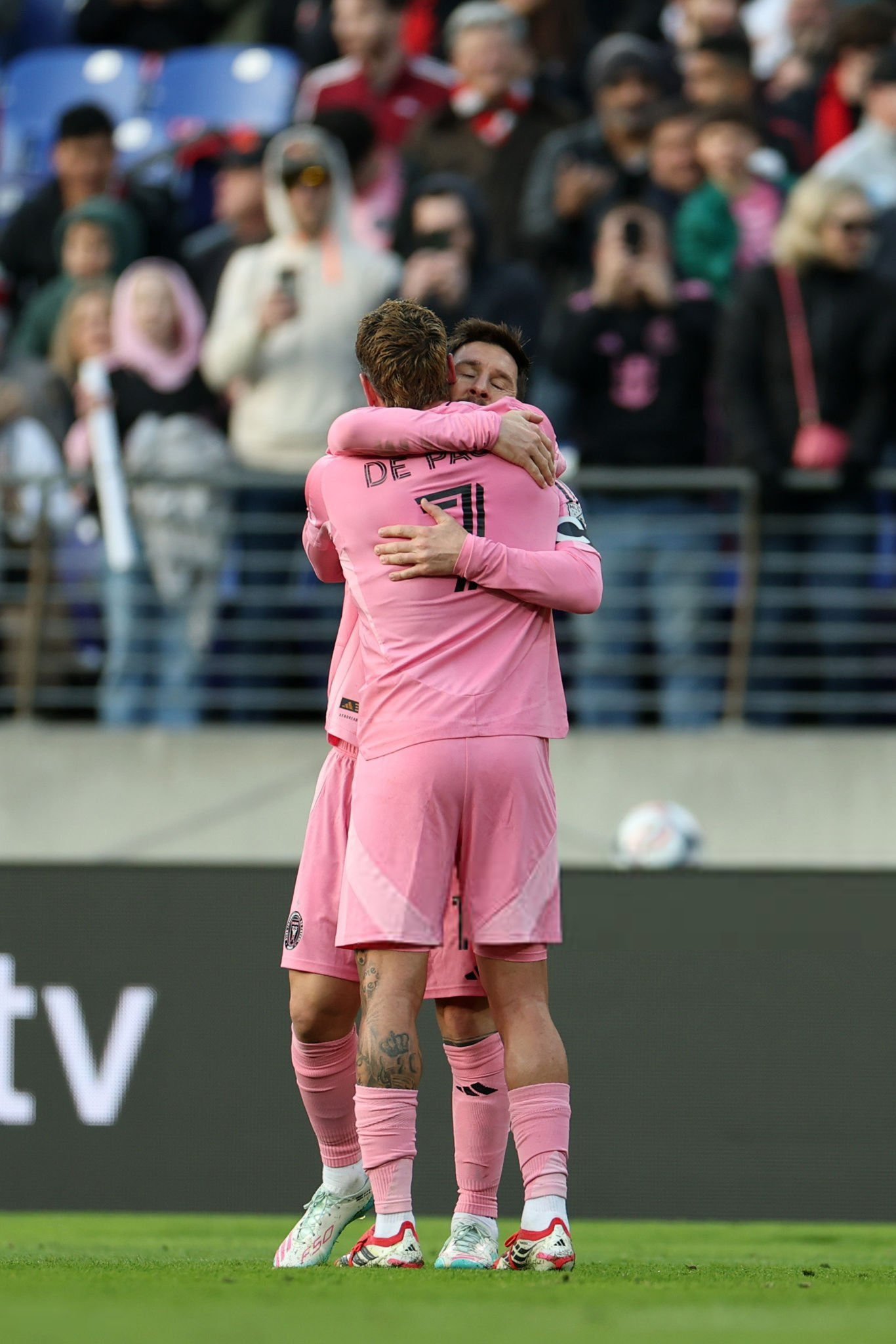 全场比赛结束🔚凭借德保罗和梅西的进球，迈阿密国际2比1战胜华盛顿联，顺利从客场