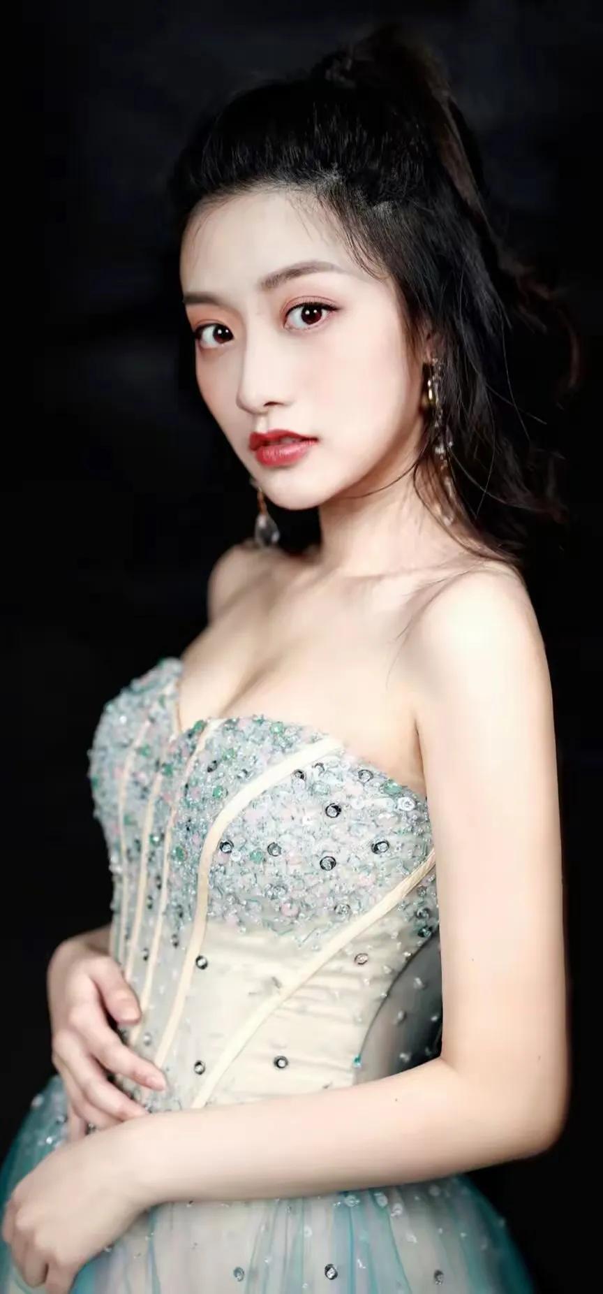 玉颜如花照夜明，红妆美人似画屏。