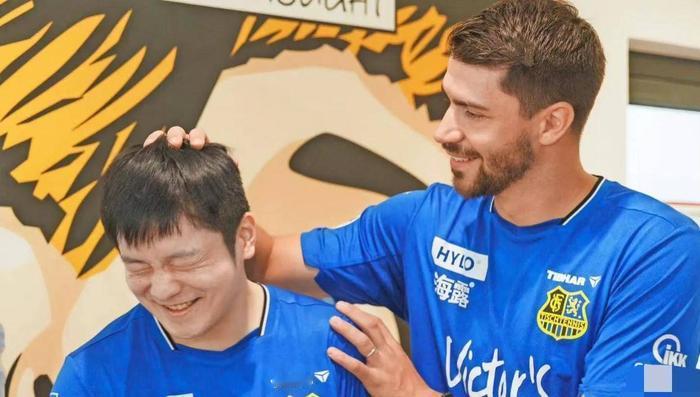 小弗：谢谢你给予的一切，祝你未来诸事顺遂。
东哥：感谢这一年的关照，咱们结下了深