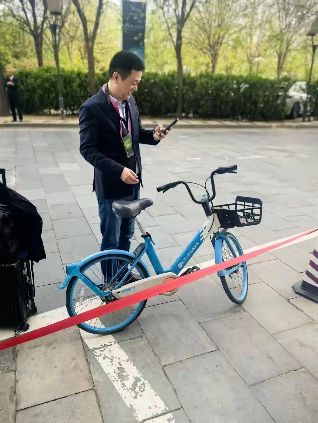 共享单车这个领域的发展史上，李斌可是提供了最早的核心思路灵感。也包括最早好像投资