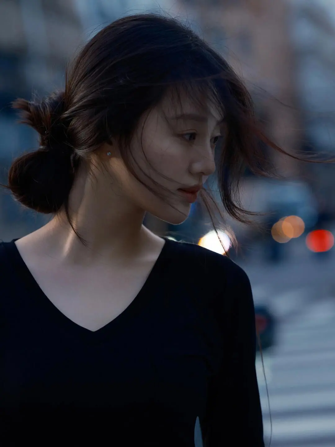 我不愿意  以爱之名绑架任何人  我想要的是   你愿意  我值得  ...