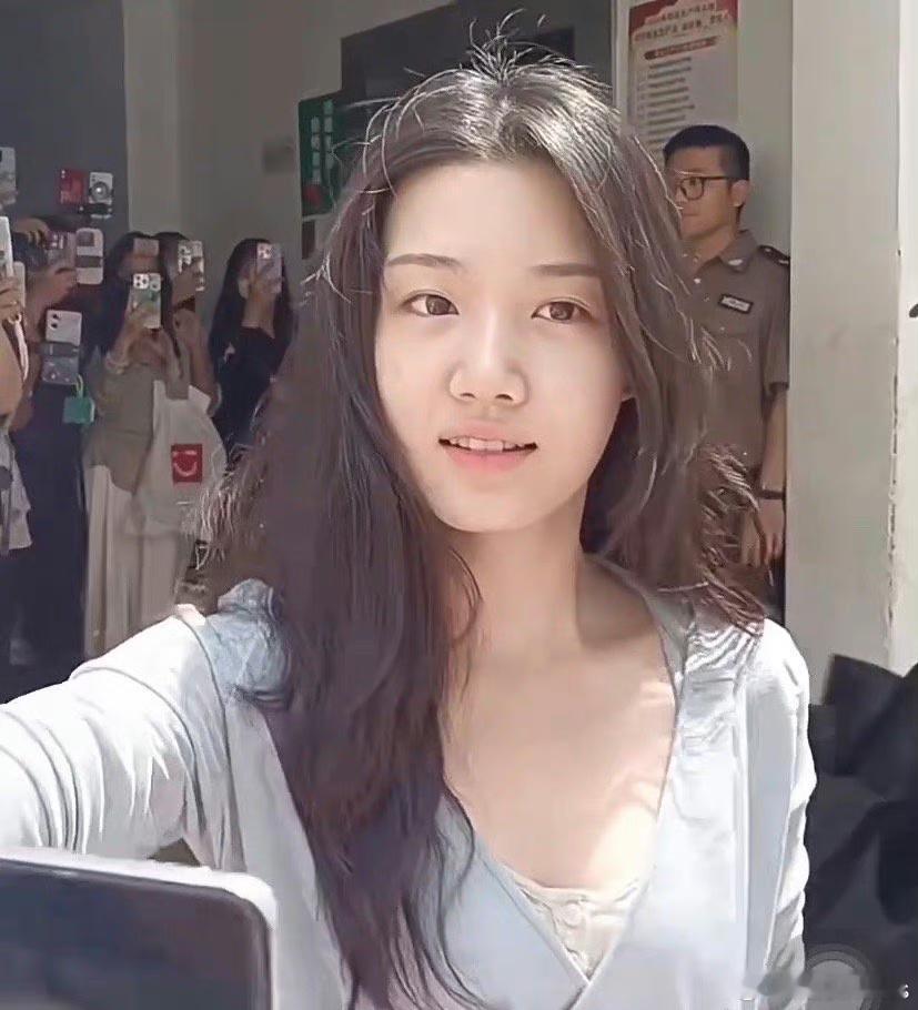 卢昱晓纯素颜上妆路透漂亮的有点过分了，果然女明星不是谁都能当的[泪] ​​​