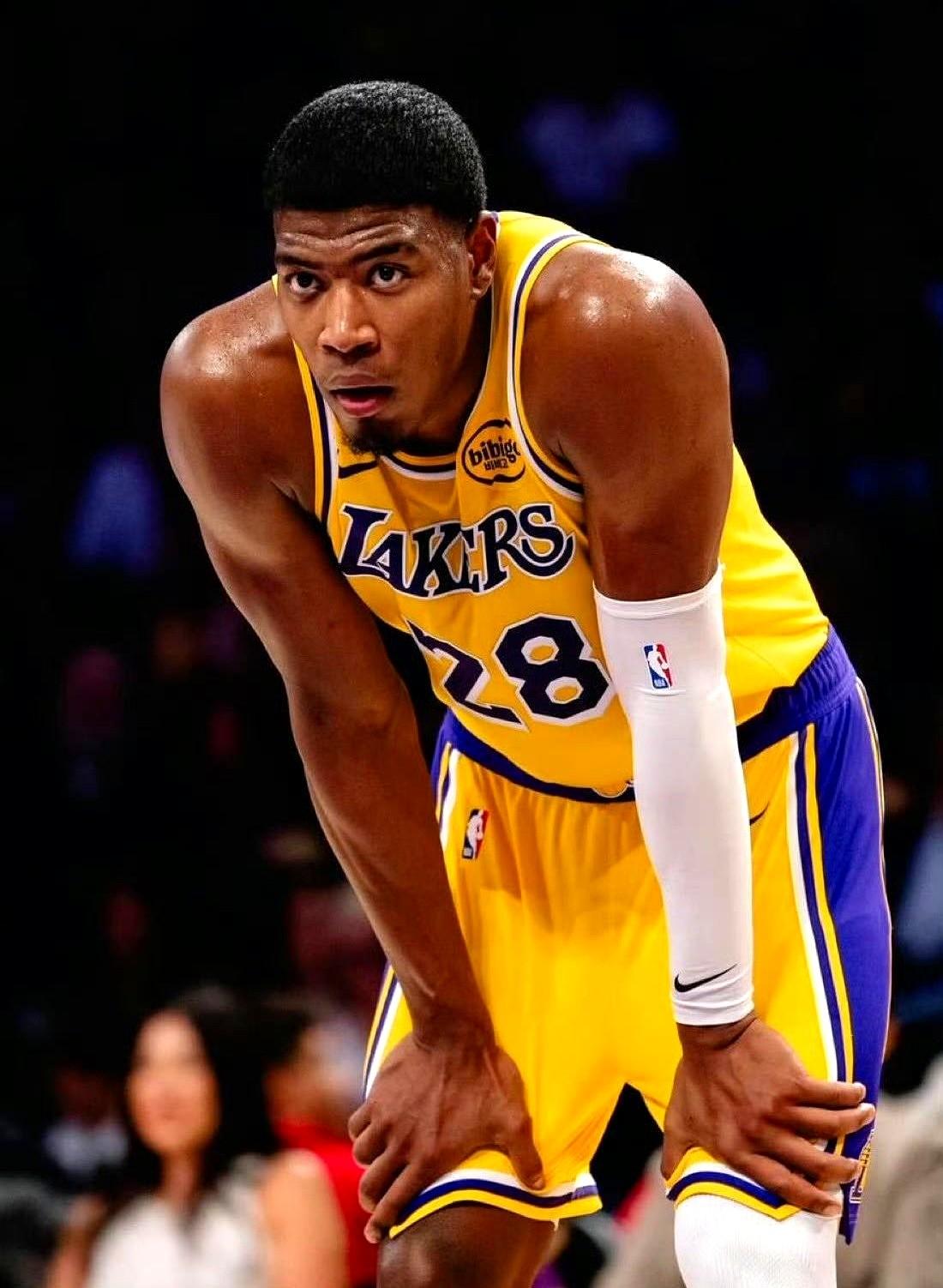 湖人输给雷霆输得够彻底的，92比121，分差快30分了。雷霆这边亚历山大简直杀疯