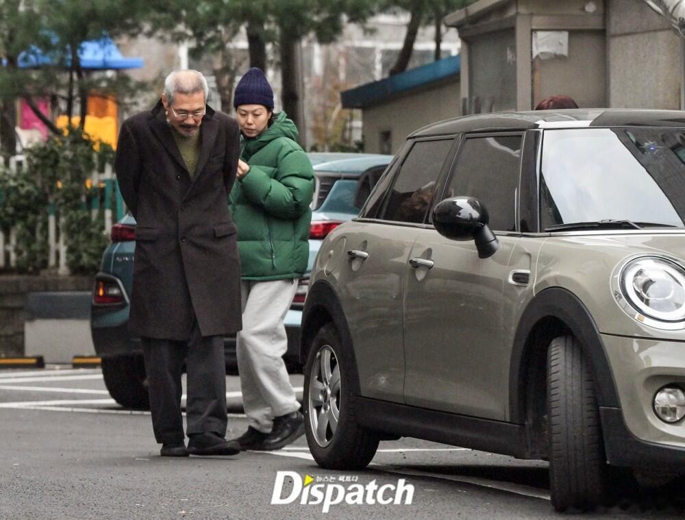 D社曝金敏喜怀孕 D社今日发报道称：42岁的著名女演员金敏喜与63岁的导演洪尚秀