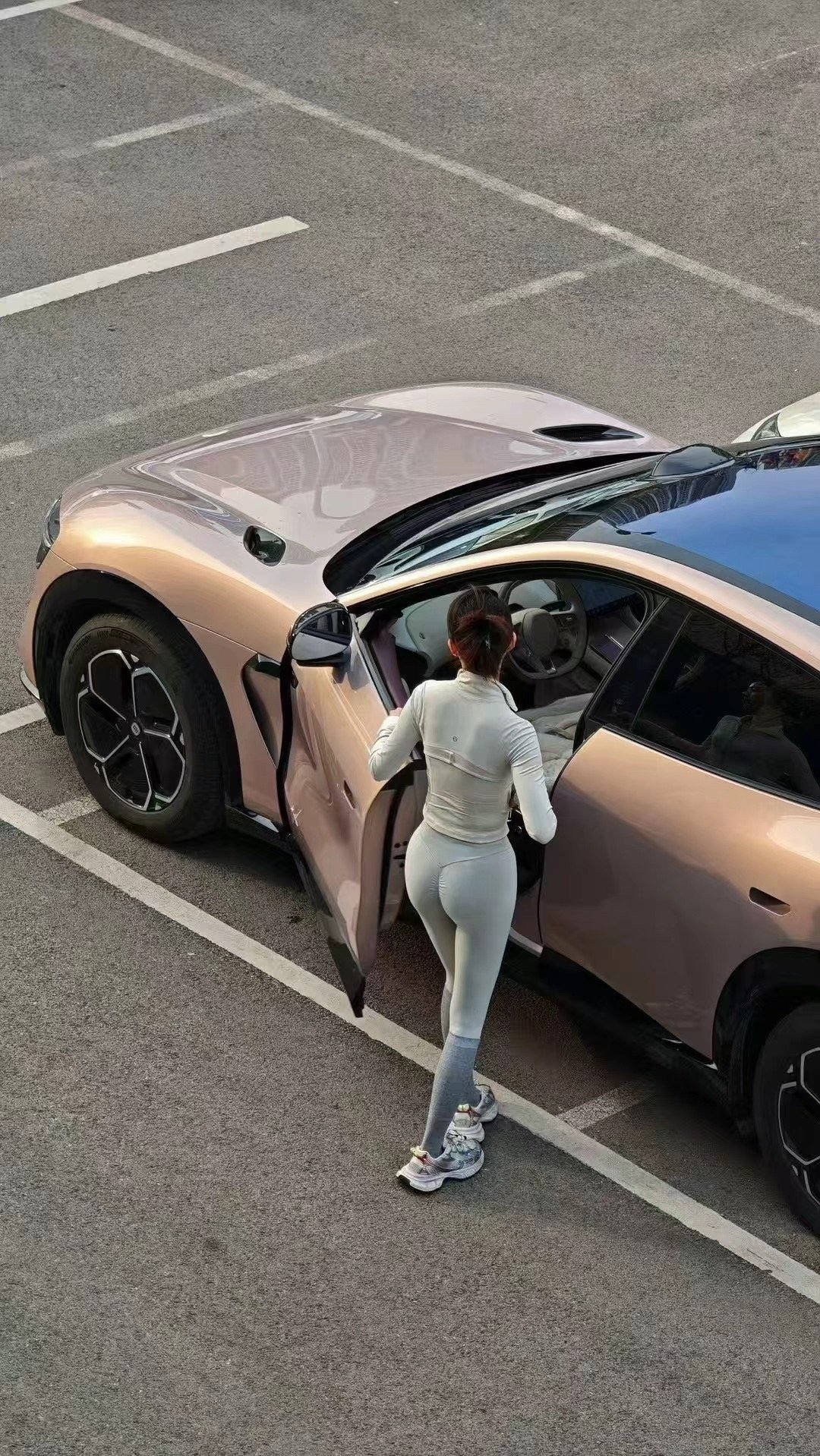 雷军公开小米汽车年交付量2025年全年交付总数超41 万辆，这成绩放在汽车新旧势