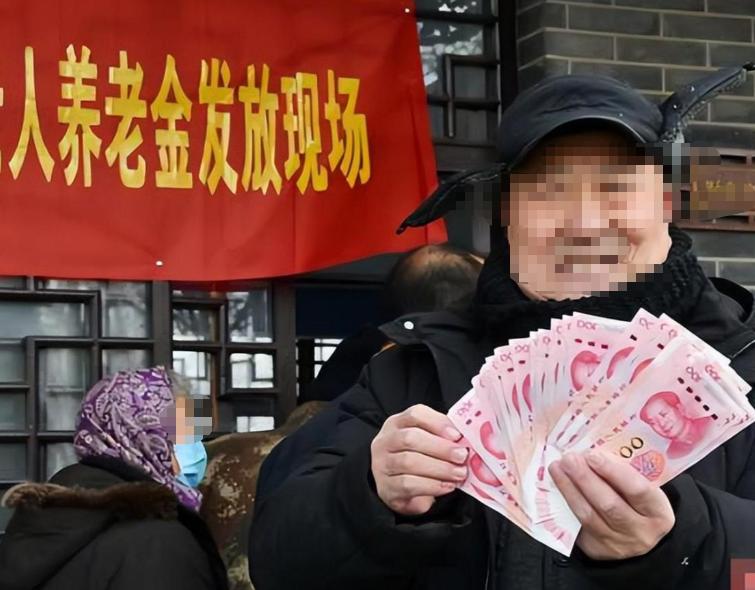 这个社会怎么了？国家连年给退休人员涨养老金，还有人吐槽“没必要”！
 
这些人总