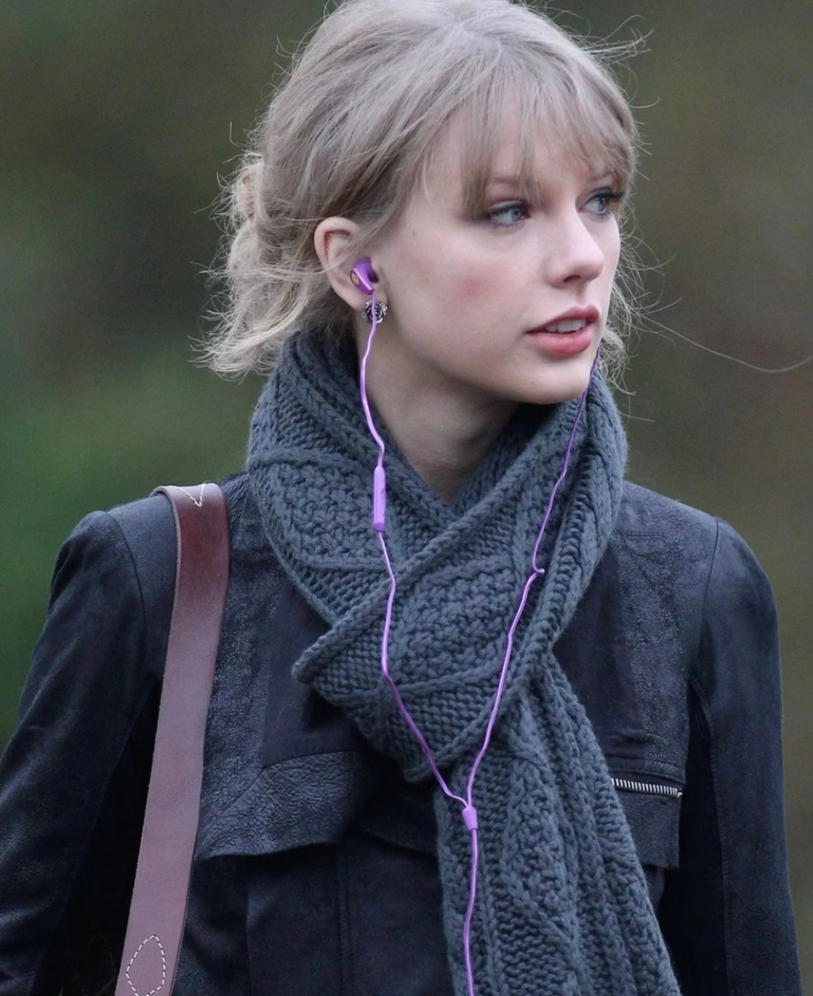 有线耳机穿搭火了明星look里有线耳机出现的频率都高了，果然时尚是个轮回。但其实