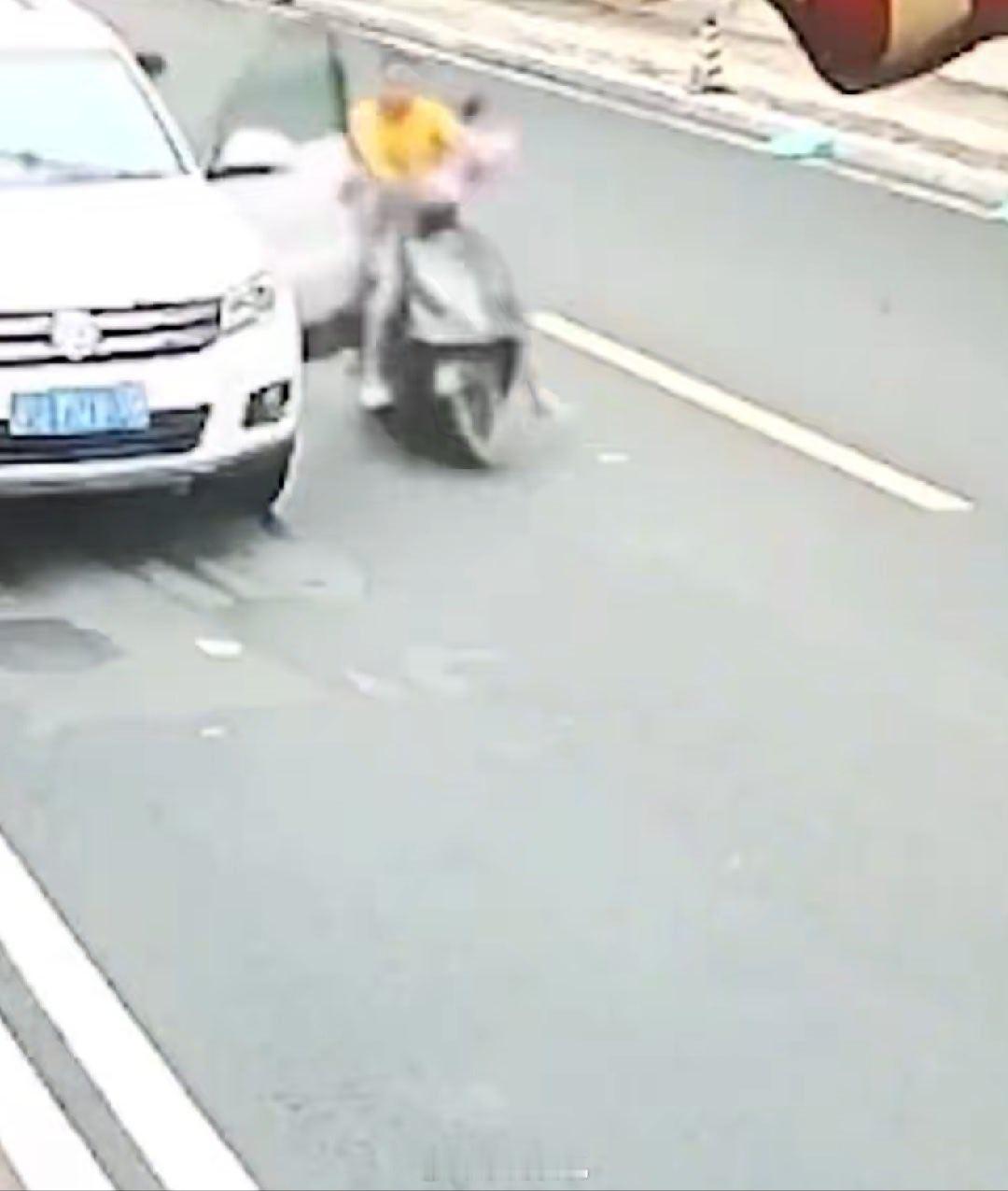 骑车遭开门杀致1人被碾压身亡 开车再急别瞎停车，下车前看看前后左右车俩。骑电动车