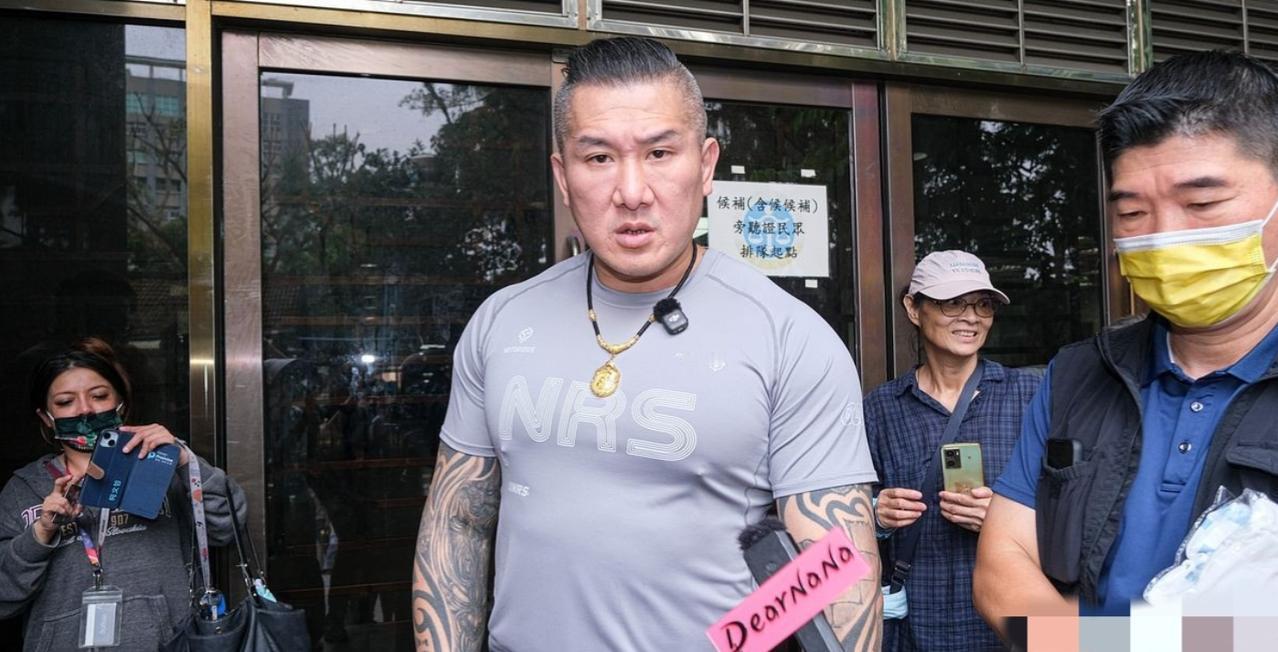 网红“馆长”发表不当言论遭到制裁！

说白了，就是这位网红“馆长”公然对赖清德进