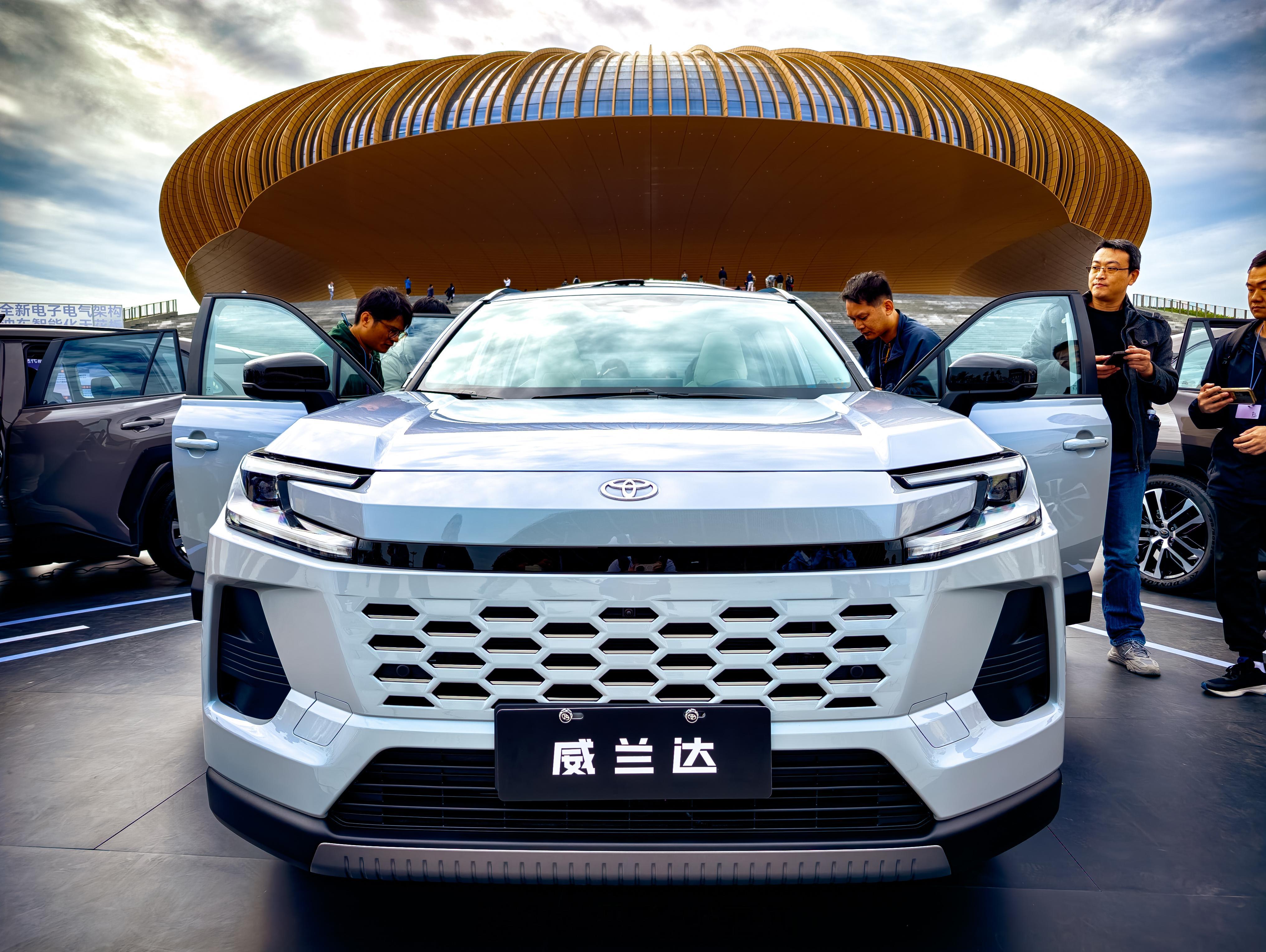第二次来大湾区文化体育中心参加发布会。这次是已经不太像传统蓝牌车的广汽丰田新威兰