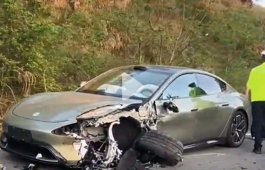 汽车车主刚提的新车，撞成这样，的确是件不开心的事！