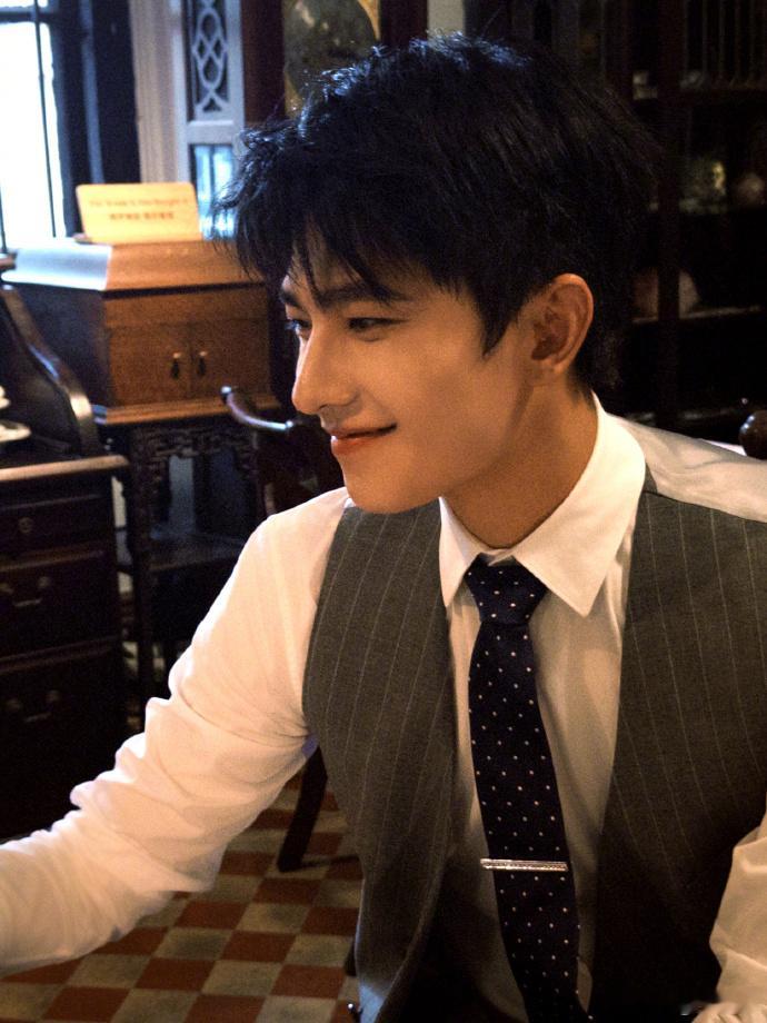 杨洋2026年我来了家人们谁懂啊！杨哥的跨年生图比精修还能打！高挺的鼻梁撑起全脸