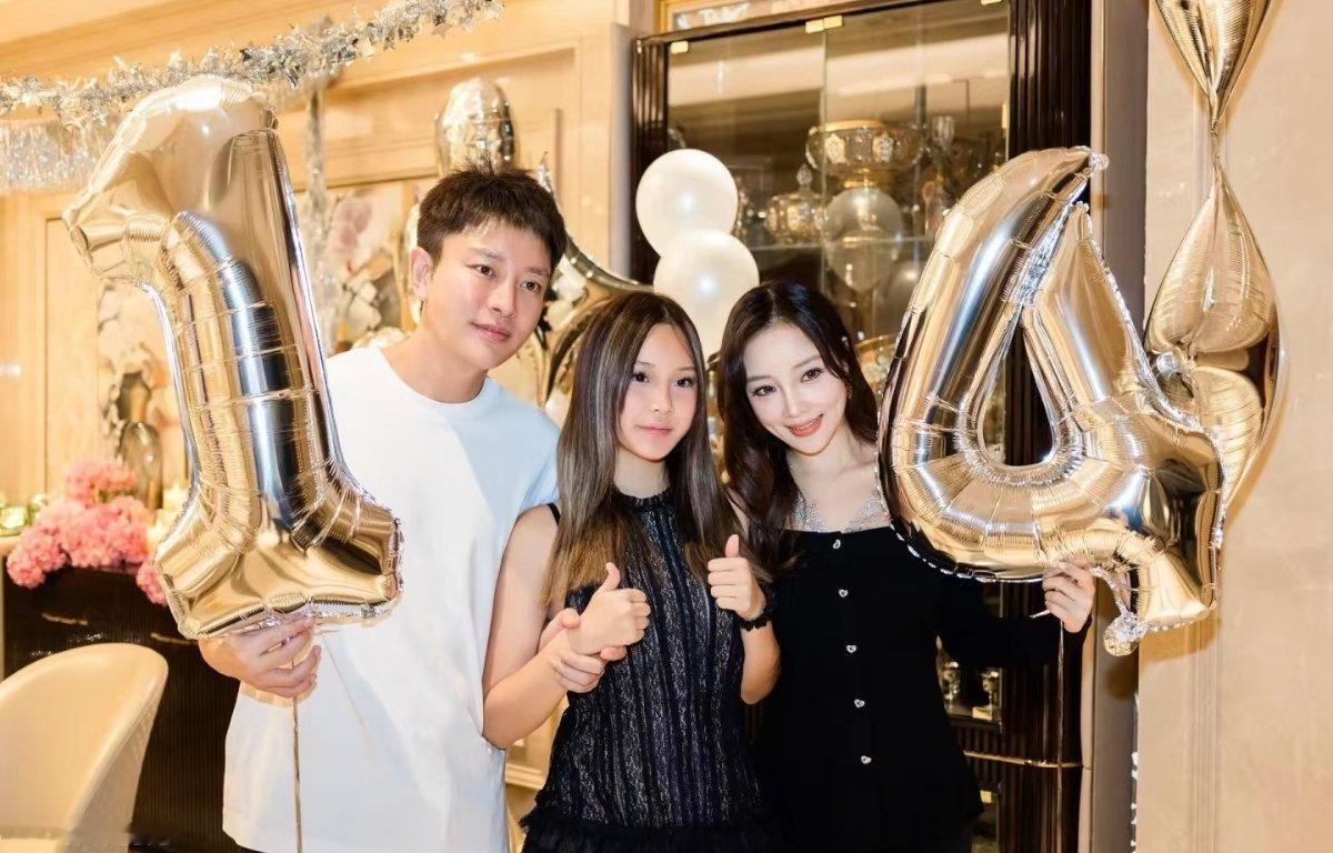 贾乃亮和李小璐合体，为甜馨庆祝14岁生日 ​​​