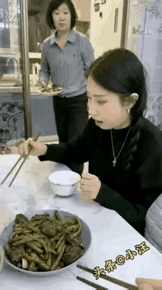 女儿跟女婿闹矛盾，一气之下跑回娘家。没过多久，女婿厚着脸皮也跟了过来。
 
吃饭