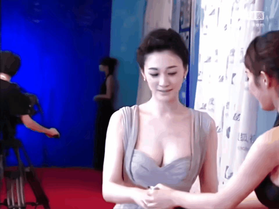172cm+腕线过裆，沙漏腰臀比绝到逆天，穿低胸渐变裙直接把曲线焊在身上，牛奶肌