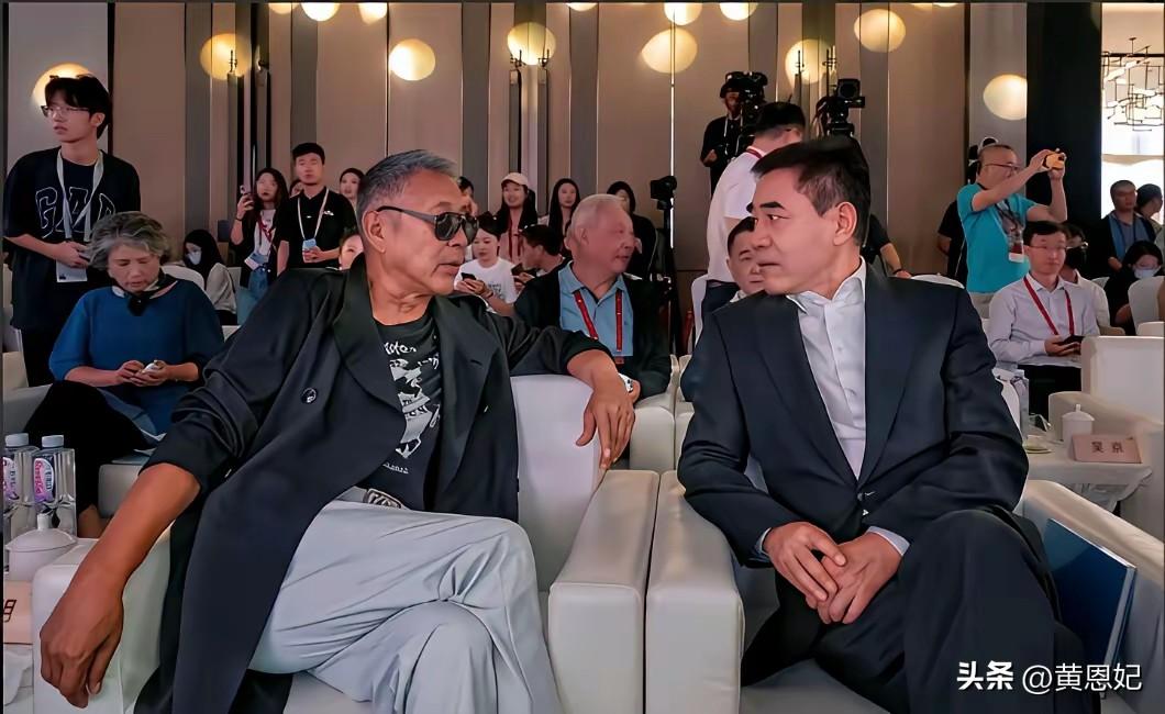 陈道明为什么在室内也要戴墨镜啊，笑死我了
他和陈宝国你更喜欢谁？