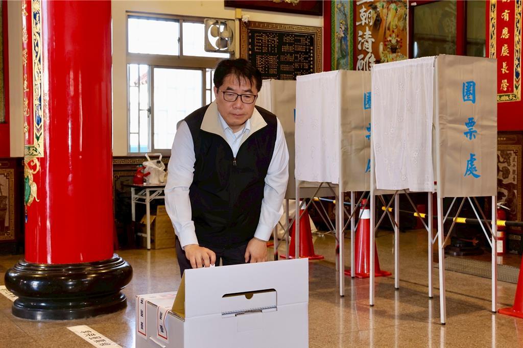 重启核三公投案23日登场,台南市长黄伟哲早上8点在永康区姑婆庙抢头香完成投票,也