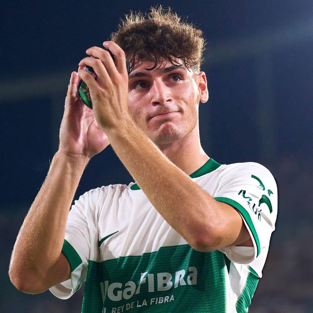 记者Sam Dean消息，阿森纳正在密切关注并权衡西班牙中场罗德里戈·门多萨(2