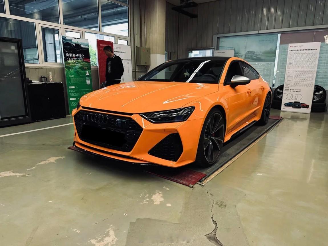 奥迪 RS7 Sportback2022年11月上牌，仪表里程10000公里，车