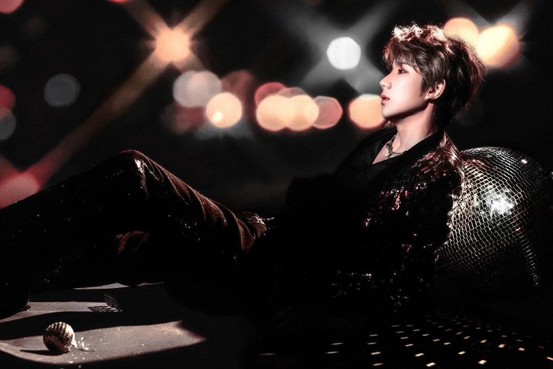 王源泡泡岛音乐节披风造型 王源今晚的披风造型在舞台上很显眼，风吹起来的时候衣角飘