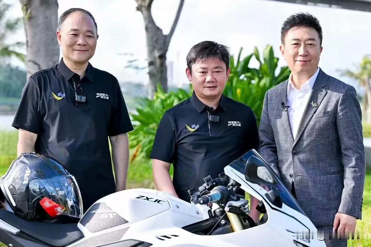 手握9000亿汽车帝国的李书福，
竟是国内摩托开山前辈！
张雪一口李叔，藏着大门