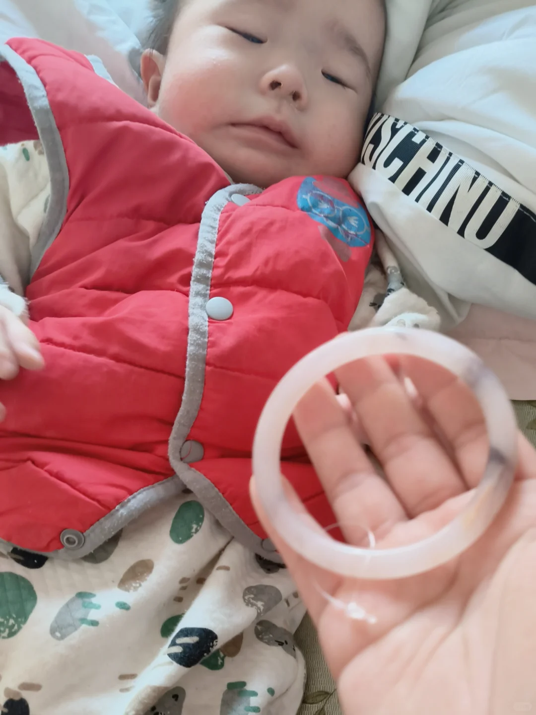 给鹅子的镯子，他戴着🈶点大