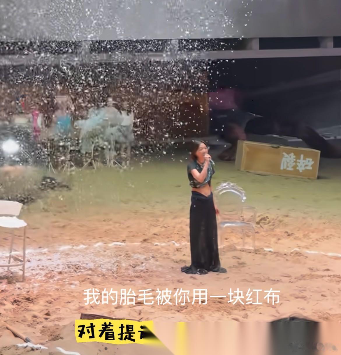 被周冬雨这段舞蹈雷到了，我说话难听，这不就是一根豆芽菜在蠕动吗，毫无美感。她是要
