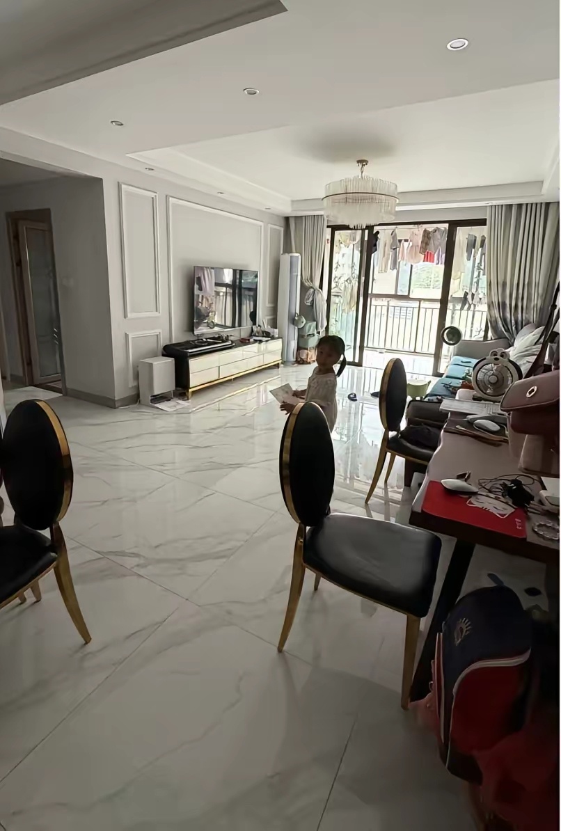 真心觉得我姑妈太糊涂了，看得我心里一直揪着。一辈子省吃俭用，舍不得吃舍不得穿，辛