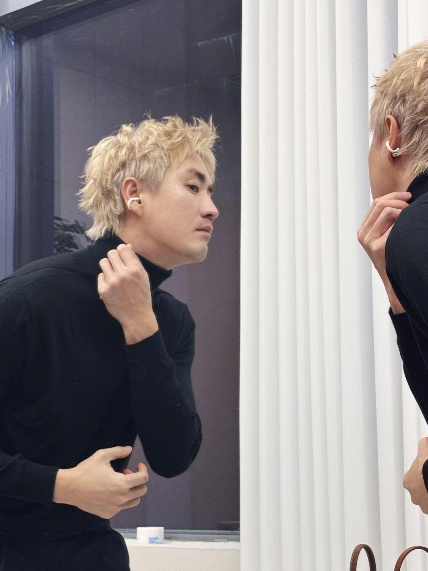 还以为是沈腾染头发了 这居然是杨玏，乍一看还以为是沈腾染头发了！内娱又迎来了新的