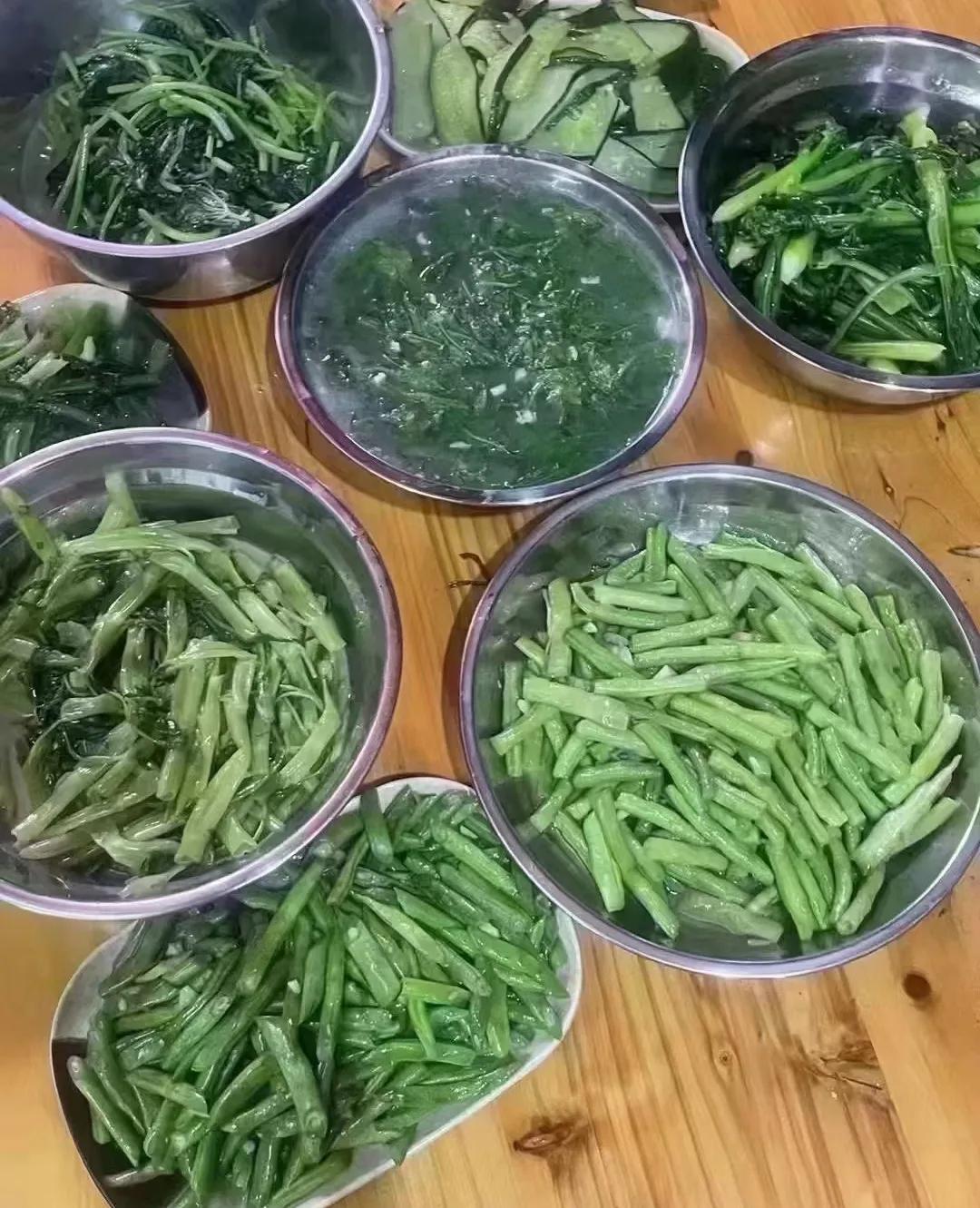 祝各位中秋节快乐[心]祝各位老师，教师节快乐！[送心]
​中秋佳节吃饭了喔[捂脸