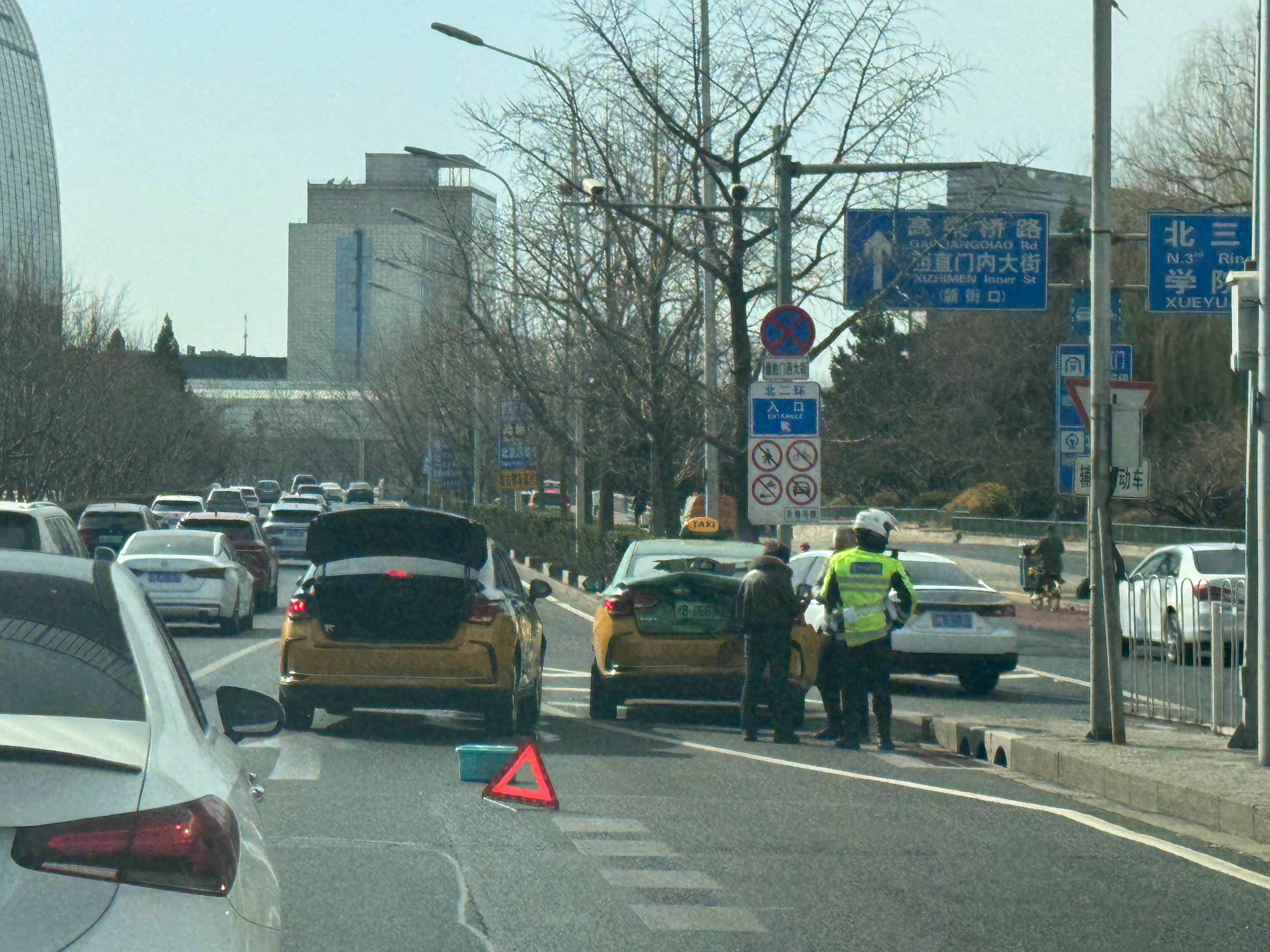 此刻，西直门最堵的地方，俩出租车撞了。北二环至西直门方向。 北京·远洋风景