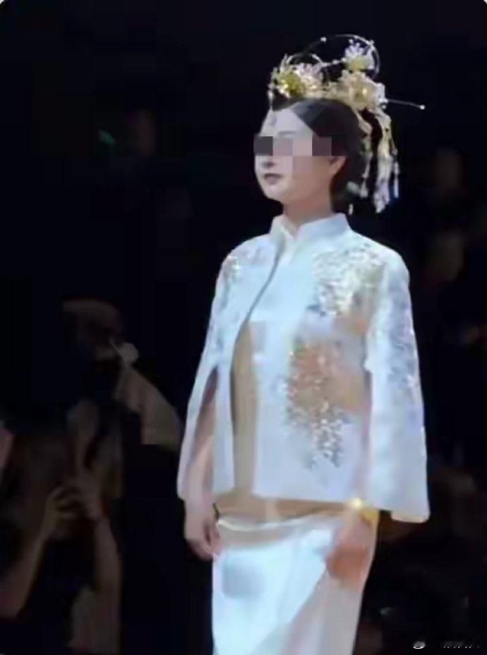 以前一直想不通时装模特为什么都是平胸，直到看了这几张照片我终于明白了 ​​​