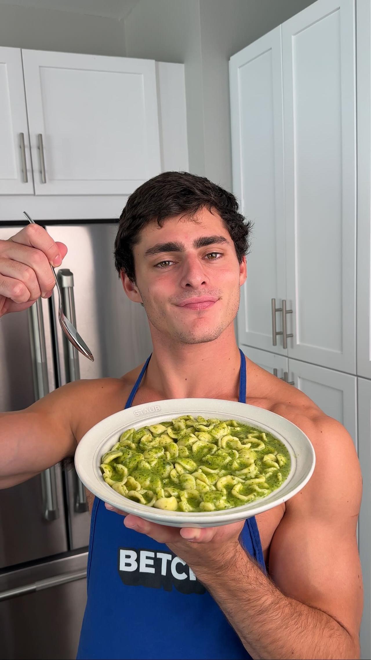 Paris Hilton（帕里斯·希尔顿）最新烹饪视频跟烹饪网红小鲜肉 Gian