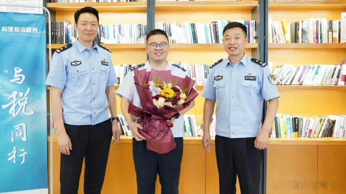 临海青年挺身而出泥滩救人凡人见义勇为伸出援手，点滴善举汇聚古城暖心力量。