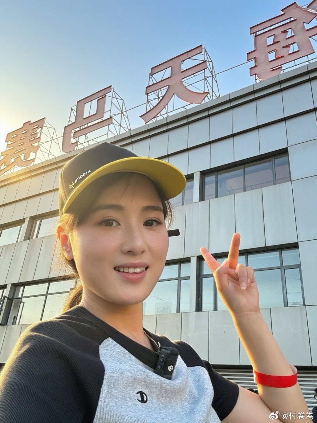 随便翻了下，灿哥给我签名的帽子我是真的很喜欢啊，陪我从成都到北京，到上海……从上