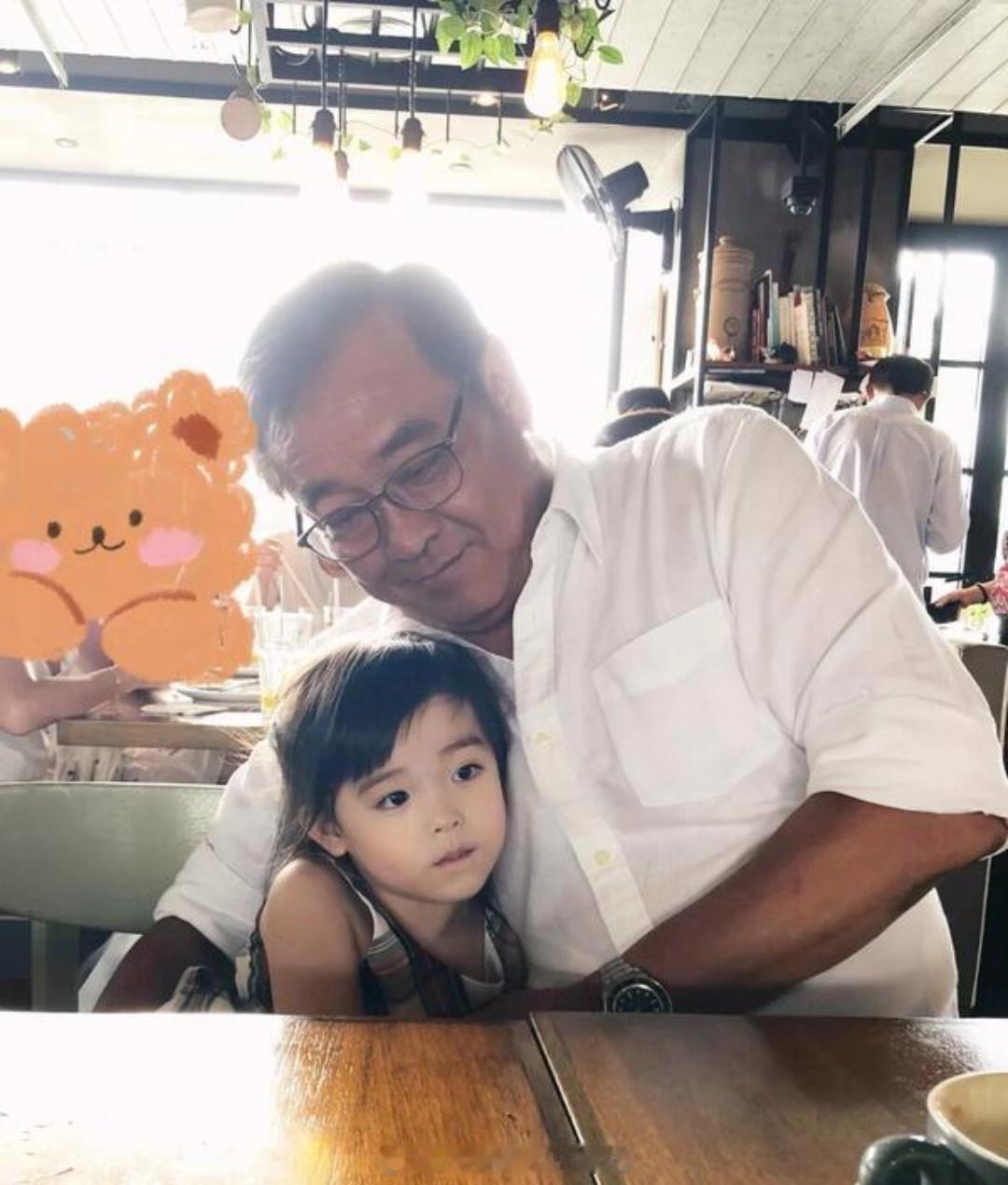 终于理解了老来得子的喜悦。看尔冬升导演的眼神，满眼都是宠溺和幸福。在片场的时候，