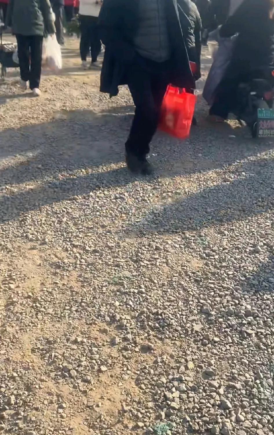 即墨区杨头大集今天搬迁到了新场地！新场地很宽敞但是也存在一些问题，比如说地面是土