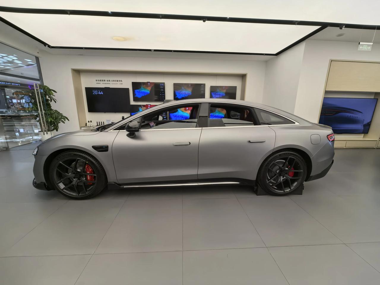 趁着周末，探店打卡了智界S7，不得不说，不管是从外观颜值，还是内饰做工，以及驾乘