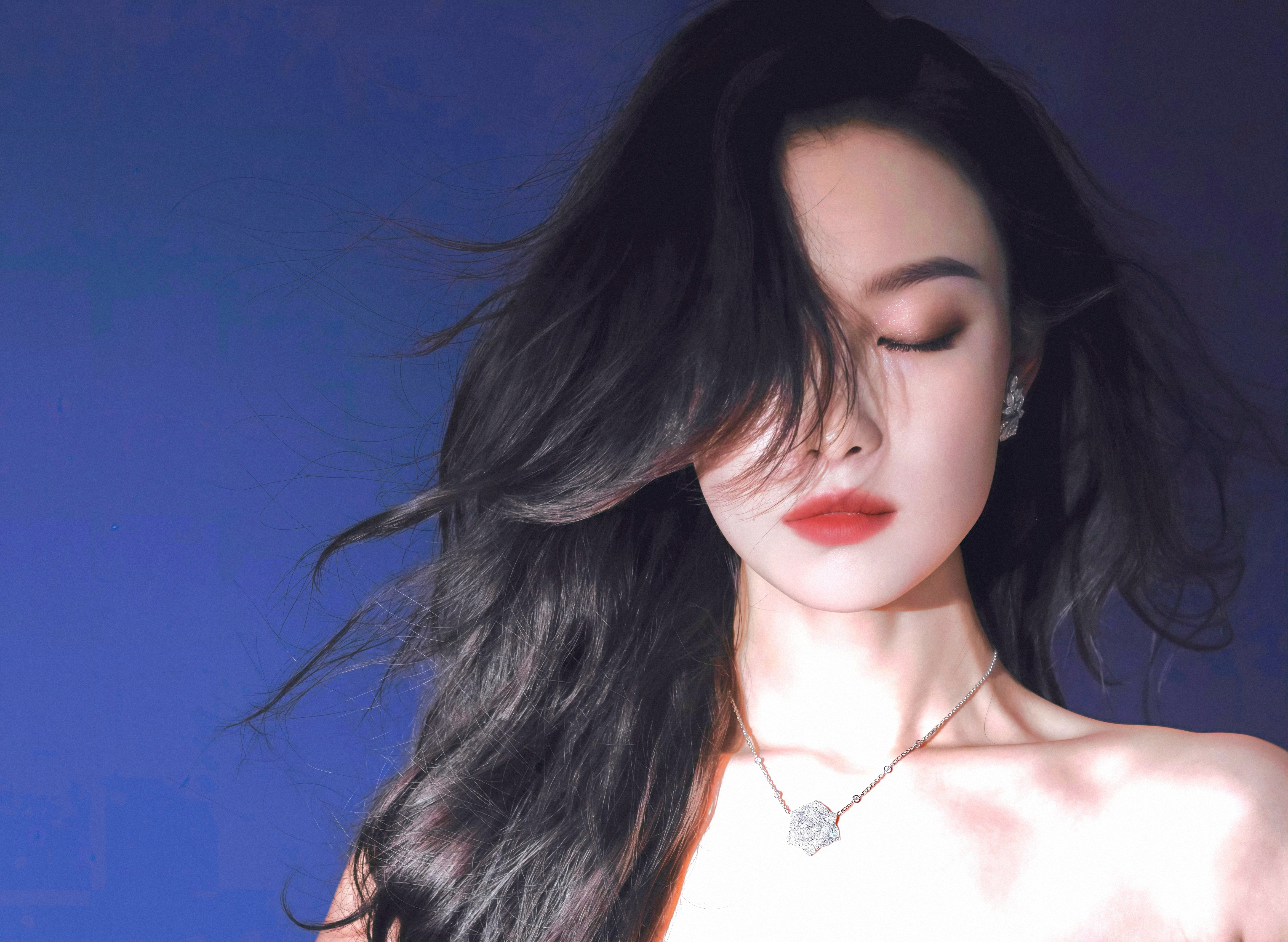 美人骨相，皮贴肉脸，朱唇粉面，顾盼生姿，月中聚雪、分花拂柳，倪妮姐在我心中配得上