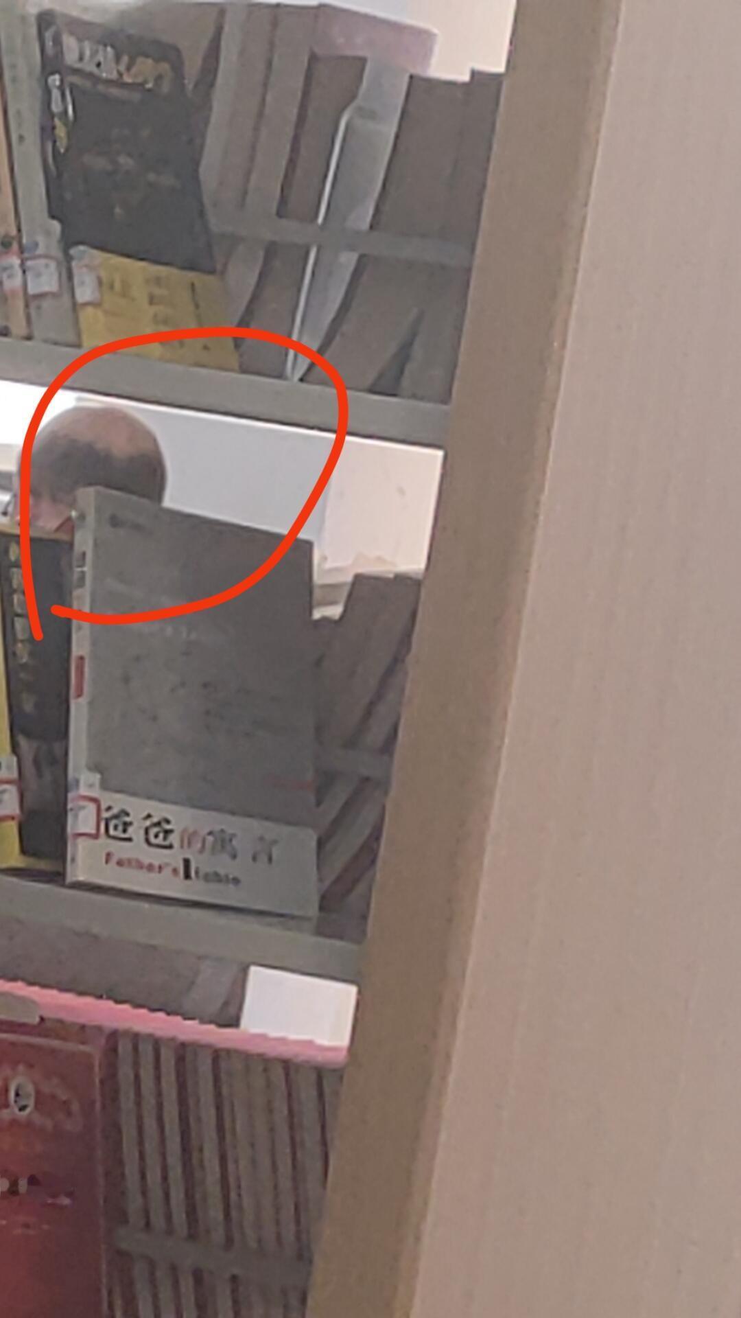 图书馆放屁这哥们，已经在图书馆放了三个巨响的屁，然后我还是在他的下风口，他放完了