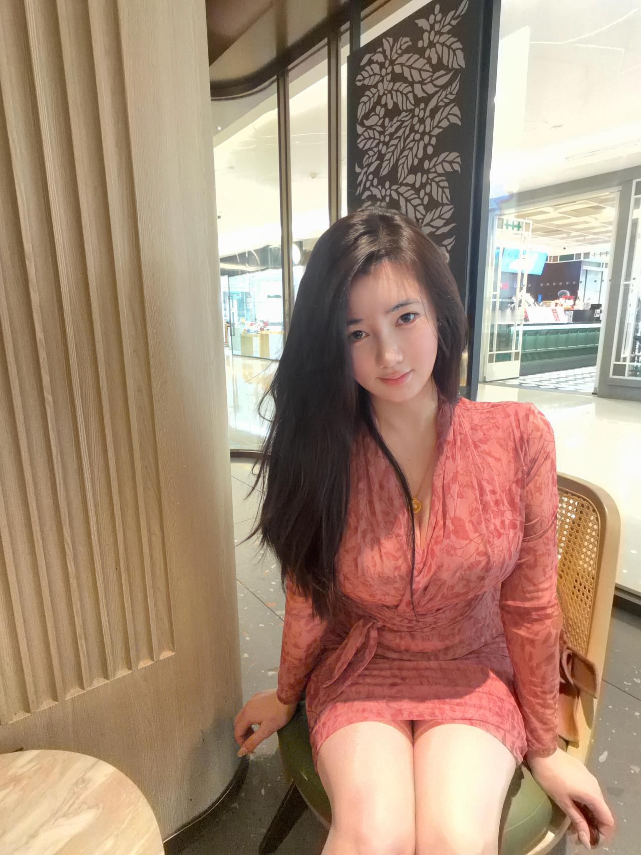 福建姑娘温暾，讲话慢悠悠的像闽南歌，
做事踏实，肯拼，像海边礁石经得起风浪，
顾