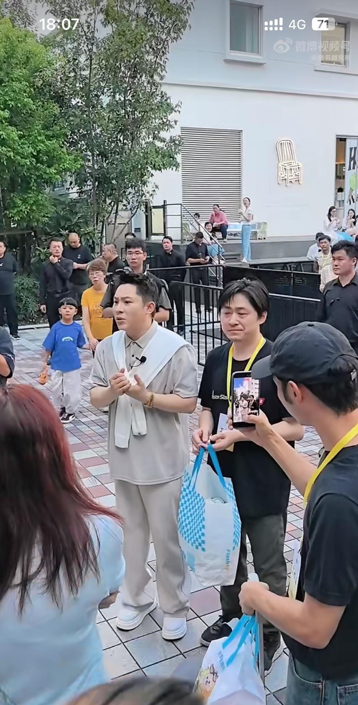 赵丽颖人已送医，主持人台上硬撑40分钟才知真相。这边直播镜头开着，那边人已经倒在
