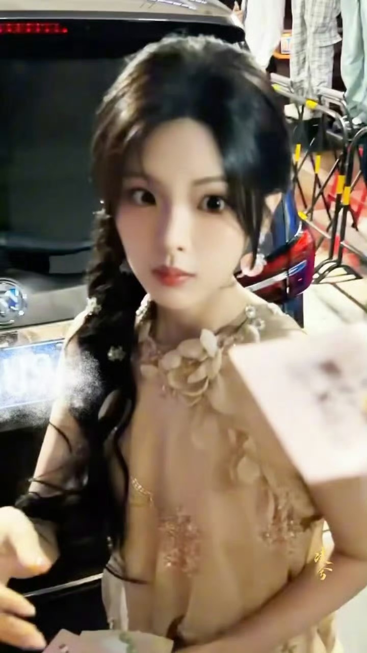 杨超越香槟色女神降临看《心动的信号》本来是来磕CP的，结果先被杨超越美到挪不开眼